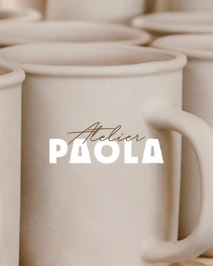 Identité Atelier Paola appliquée à une tasse en céramique