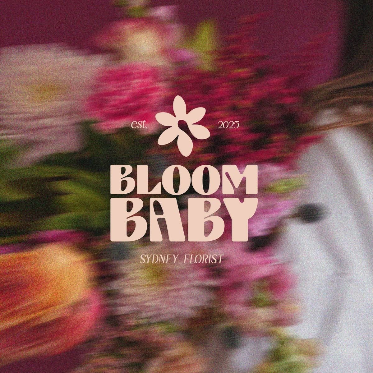 Identité visuelle Bloom Baby appliquée à une photographie florale