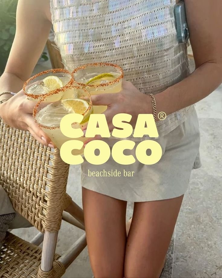 Identité visuelle Casa Coco appliquée à une photographie lifestyle de cocktails