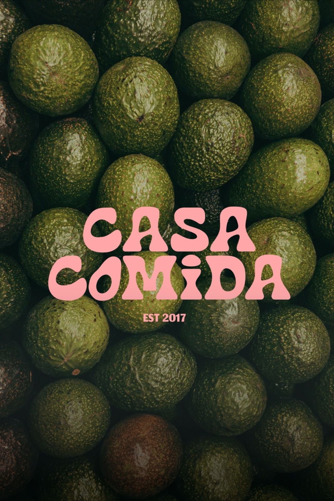 Identité Casa Comida sur une composition photographique d’avocats