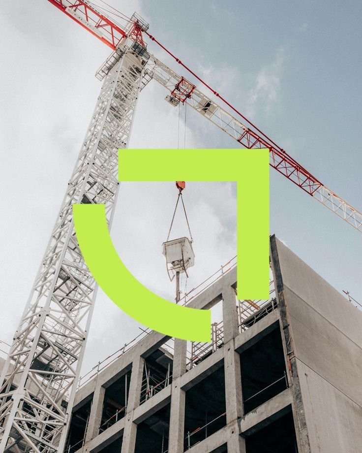 Symbole vert appliqué à une photographie architecturale de chantier