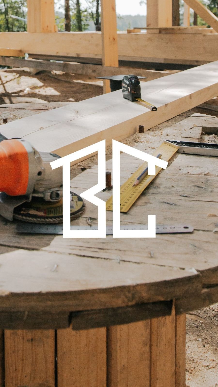 Monogramme blanc appliqué à une scène de construction en bois