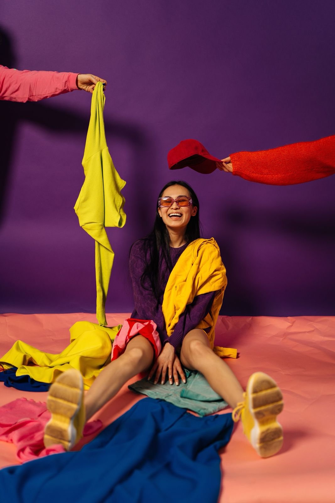 Campagne mode colorée sur fond violet avec vêtements jaunes, rouges et bleus