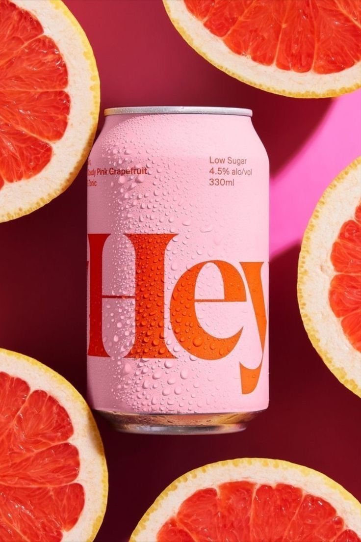 Canette rose Hey Pink Grapefruit entourée de pamplemousses