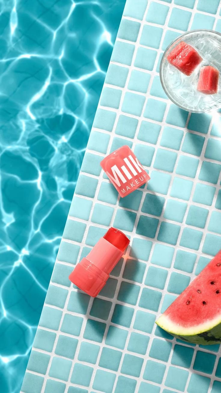 Produit Milk Makeup photographié au bord d’une piscine