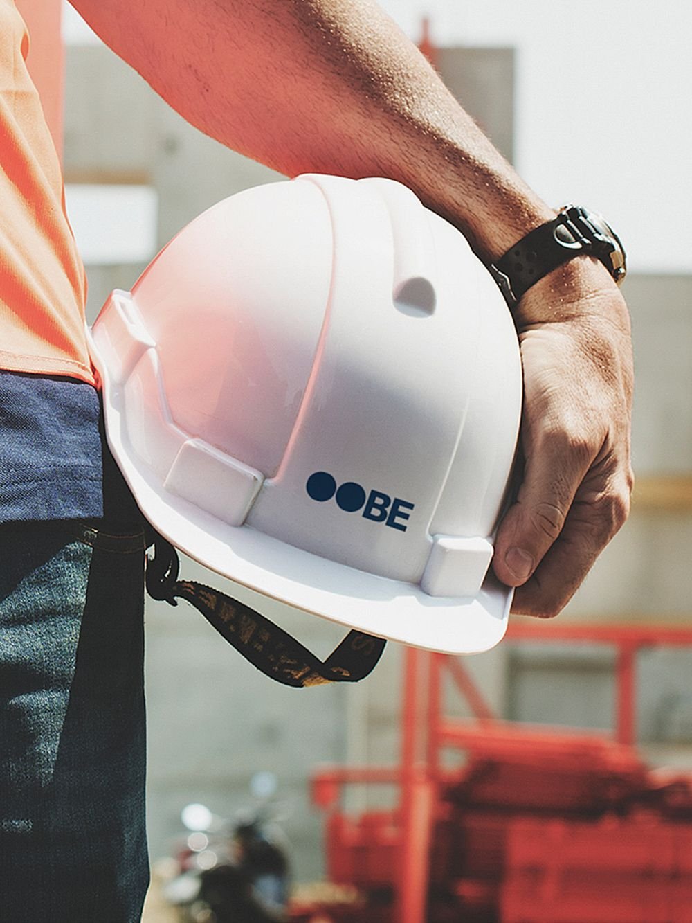 Logo OBE appliqué à un casque de chantier