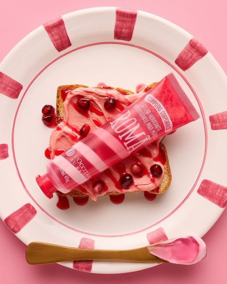 Produit ROMA de L'Occitane au Brésil dans une composition photographique rose