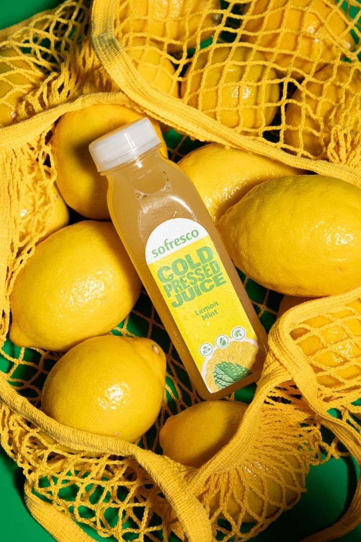 Bouteille Sofresco Cold Pressed Juice Lemon Mint entourée de citrons