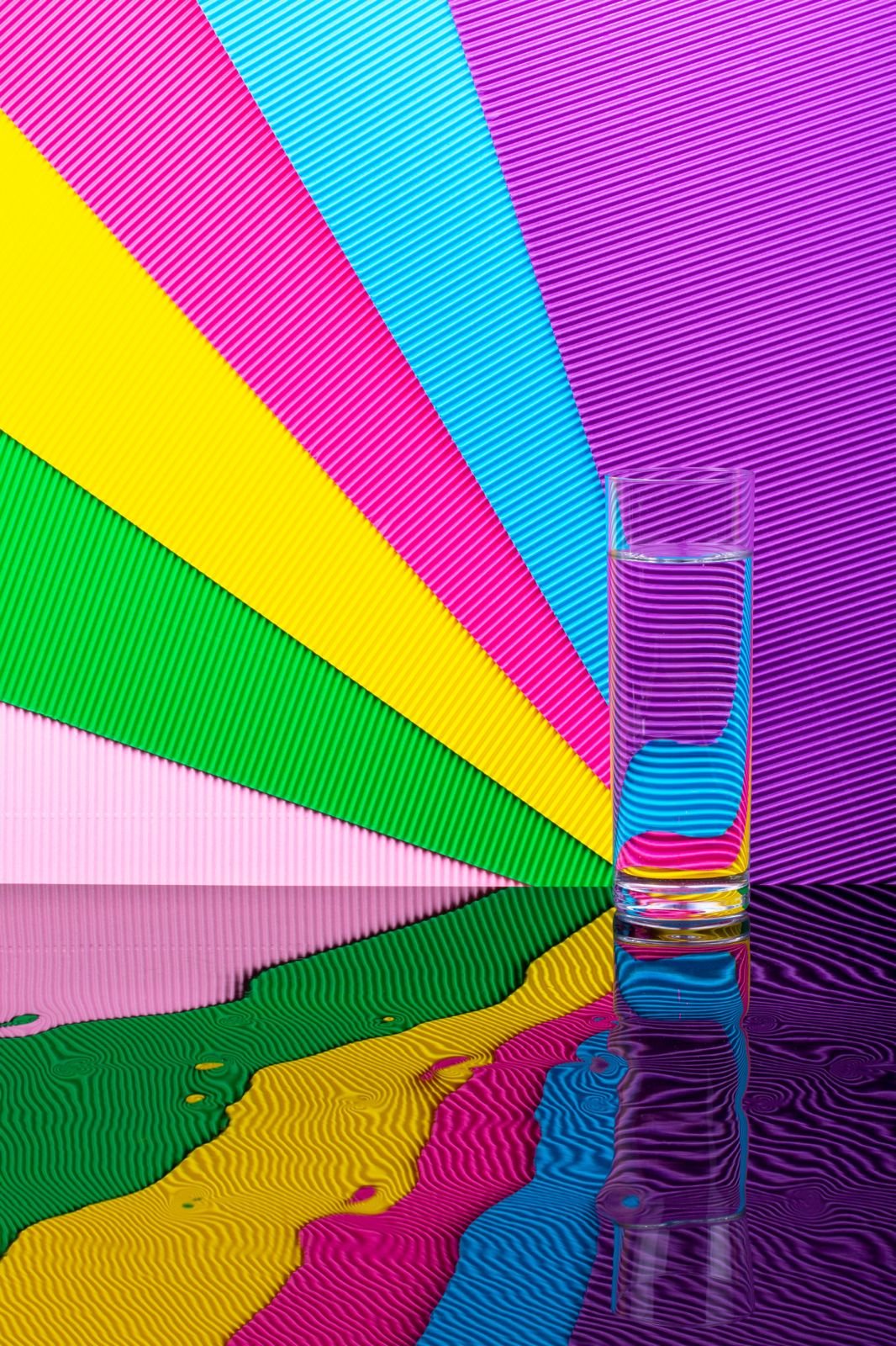 Composition graphique multicolore avec verre d’eau et reflets