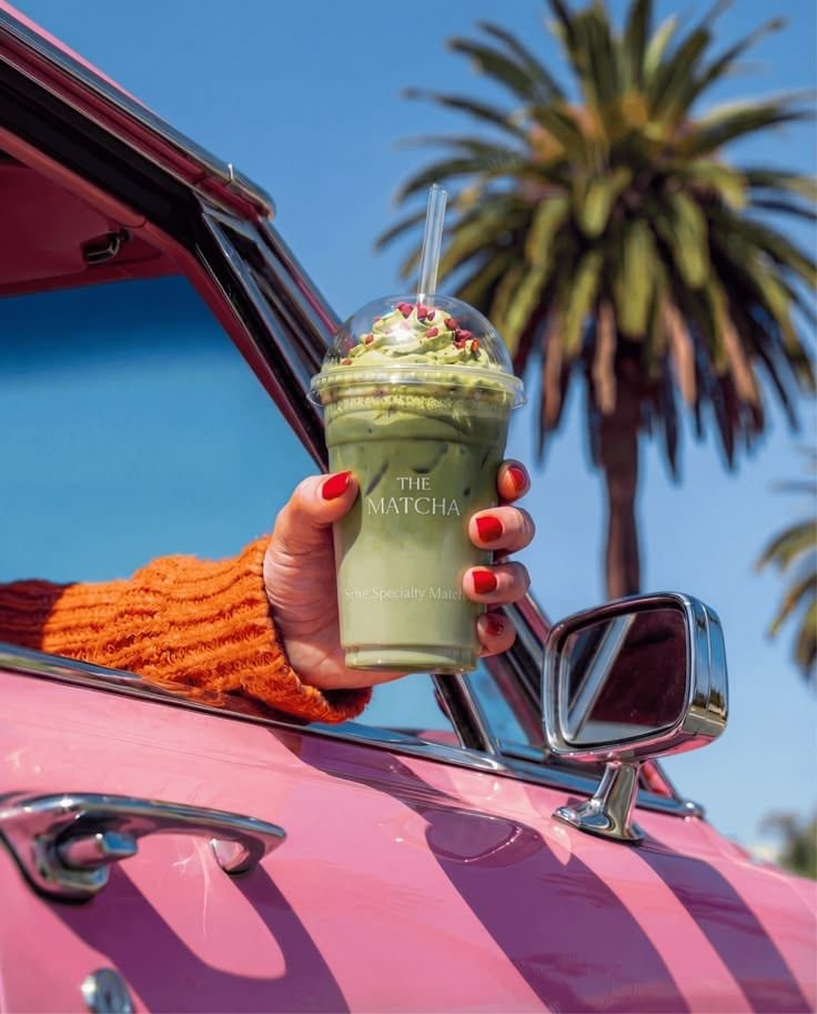 Boisson The Matcha photographiée devant une voiture rose et des palmiers